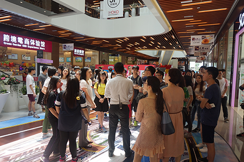 周大福港貨中心工作人員向大學生做介紹。