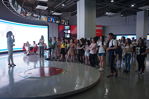 大學生參觀蛇口網穀內的高新技術企業。