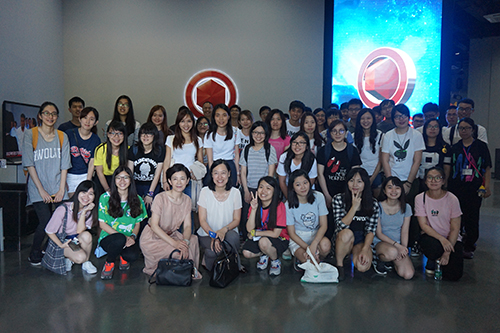 大學生在蛇口網谷的高新技術企業合影留念。