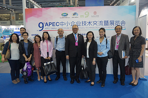 考察团参观第九届APEC中小企业技术交流暨展览会。