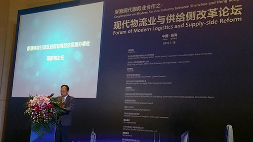 香港特區政府駐粵辦主任鄧家禧在論壇上致辭。