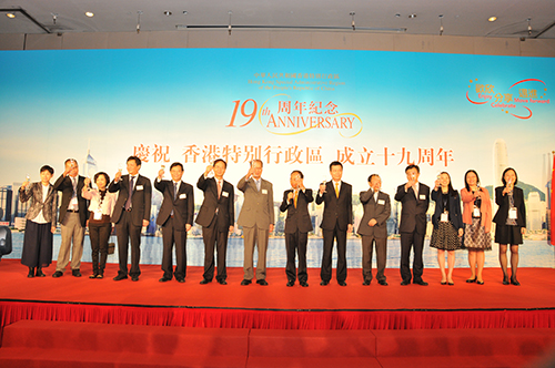 駐粵辦主任鄧家禧 (右七)，廣東省人民政府港澳事務辦公室主任廖京山 (右六) 連同主要嘉賓主持祝酒儀式。