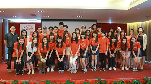 驻深圳联络处主任李矜持女士（前排右一）与参加六月三十日交流会的实习生合照。