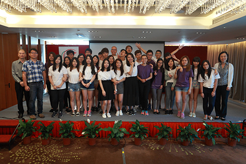 駐深圳聯絡處主任李矜持女士（前排右一）與參加八月五日交流會的實習生合照。
