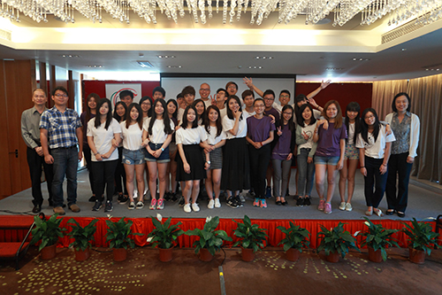 駐深圳聯絡處主任李矜持女士（前排右一）與參加八月五日交流會的實習生合照。