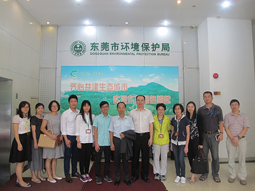 駐粵辦主任鄧家禧(左七)、東莞市環境保護局副局長張溥棟(右六)與實習港生合影