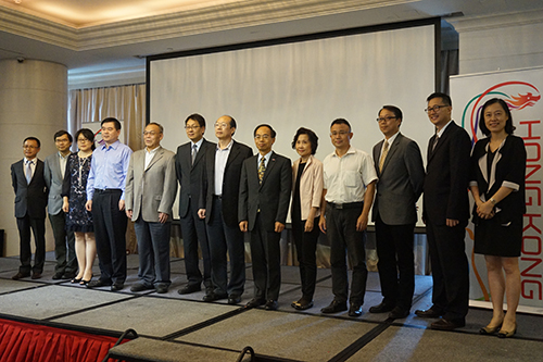 駐粵辦主任鄧家禧先生（右六）及駐深圳聯絡處主任李矜持女士（右一）與出席論壇的嘉賓及講者合影。