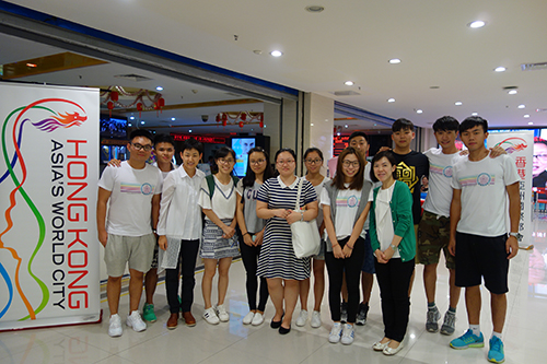 駐福建聯絡處主任潘婉慈(左三)及副主任英淑欣(前排右一) 與出席《爭氣》放映會的學生合照