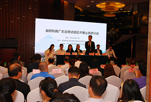 廣東省自貿辦王濛(左一)、中國人民銀行廣州分行肖躍(左二)和卓銘(左三)、廣東省公安廳出入境管理局梁素玲(左四)、南沙片區代表謝平平（右一）、前海片區代表姚文開（右二）、橫琴片區代表葉真（右三）一同出席交流環節