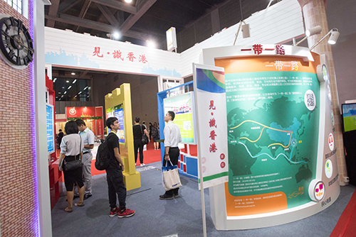 參觀人士對「見˙識香港」展覽的「一帶一路」內容深感興趣。