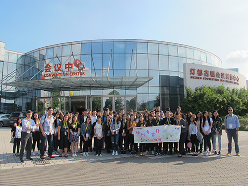 香港職業訓練局師生於展館外合影