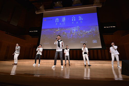音乐会率先由六名大男孩组成的无伴奏声乐团「实动男」揭开序幕。