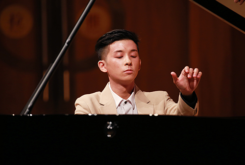 KJ Wong delivered a stunning performance with his fast and dazzling techniques in playing several classical pieces, including Bach’s《D major Prelude and Fugue" Preude》, Ligeti’s 《The Devil's Staircase》, Scriabin’s 《Piano Sonata No. 4》and Liszt’s 《Dante Sonata》.