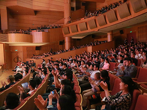 Over 750 participants attended the concert held on 5 Nov 2016 at Xiamen Hongtai Hall.  Apart from Fujian audience (including Fujian Provincial and Xiamen Municipal Government officials, teachers and students of universities in Fujian, Fujian-based HK people, HK students, and representatives of HK-invested companies, as well as  Xiamen music lovers), some audience travelled from Shanxi, Henan and Hainan to attend the concert.  The audience gave enthusiastic applause and expressed that the concert was very enjoyable, and found the concert fully reflected the essence of HK as the international cultural city of charm and the diversity of HK culture.  They wished that FJLU could bring more cultural performances from HK to Fujian in future.