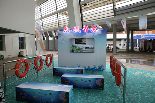 展馆内的小型影院播放短片，介绍香港海洋经济