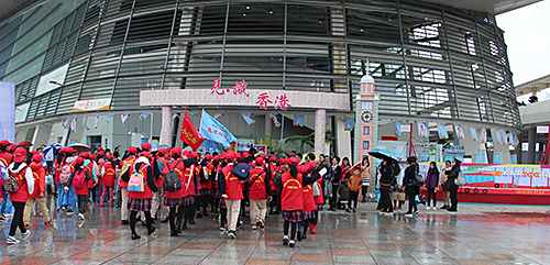 湛江當地的小學生以小記者身份參觀香港館