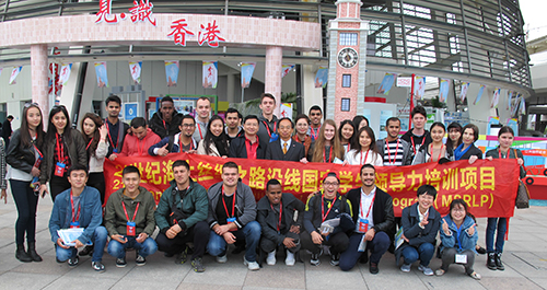 在广东外语外贸大学就读的外国学生参观香港馆