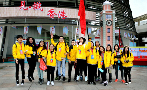 一班來自馬來西亞的學生參觀香港館