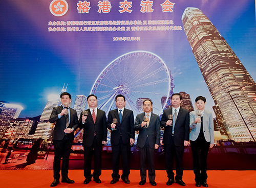 Mr Albert Tang, Director of GDETO (third right), Mr Lin Xuefeng, Deputy Director of the HKMAO of the Fujian Provincial People's Government (third left), Mr Hang Dong, Vice Mayor of Fuzhou Municipal People’s Government (second right), Mr Lin Hanjun, Director General of HKMAO of Fuzhou Municipal People’s Government (second left), Miss Teresa Poon, Director of FJLU (first right), as well as Mr Ken Chung, Director of HKTDC Fuzhou Office (first left) proposing a toast.
