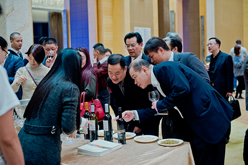 Before the Exchange, the Hong Kong Wine Merchants’ Chamber of Commerce arranged wine tasting to promote Hong Kong’s wine industry and Hong Kong’s advantage as duty-free wine port.