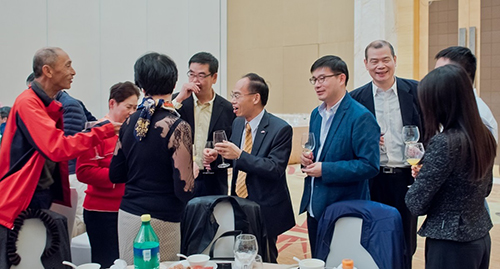 香港特區政府駐粵辦主任鄧家禧（左五）在交流會上與駐福州港人交流。