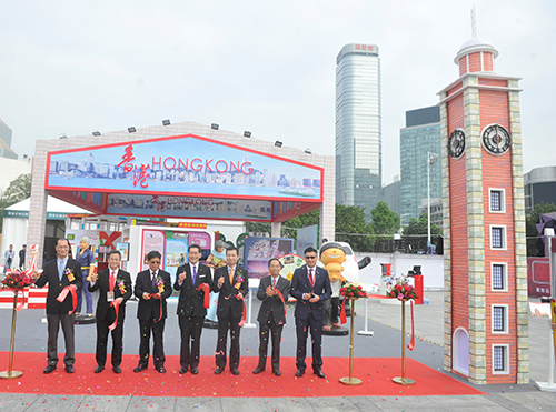香港特區政府商務及經濟發展局局長蘇錦樑(中)、廣東省政協副主席唐豪(左三)、廣東省港澳事務辦公室主任廖京山(右三)、粵港澳合作促進會會長林迪夫(左一)、香港工業總會主席鄭文聰教授(左二)、荔園有限公司主席邱達根(右一)及駐粵辦主任鄧家禧(右二) 於12月23日為香港館主持剪綵儀式。