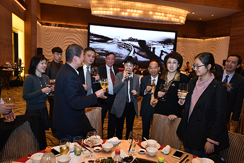 香港特區政府駐粵辦主任鄧家禧（右四）、廈門市副市長盧江(右三)、香港特區政府駐福建聯絡處主任潘婉慈（右五）在會上與嘉賓交流。