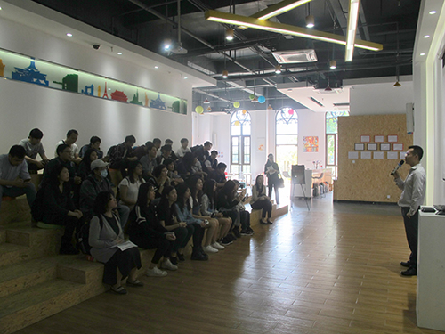 聽取中關村信息谷雙創示範基地郭強運營總監介紹基地情況