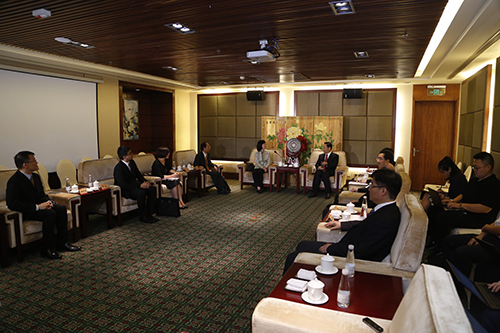 政制及內地事務局常任秘書長張琼瑤（中左）與駐粵辦主任鄧家禧（左4）等與廣西壯族自治區黨委書記彭清華（中右）等廣西自治區主要領導會面。