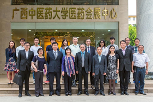 政制及內地事務局常任秘書長張琼瑤（左4）及駐粵辦主任鄧家禧（右4）等到訪廣西中醫藥大學，並與校長唐農（中）及香港學生代表（後排）合照