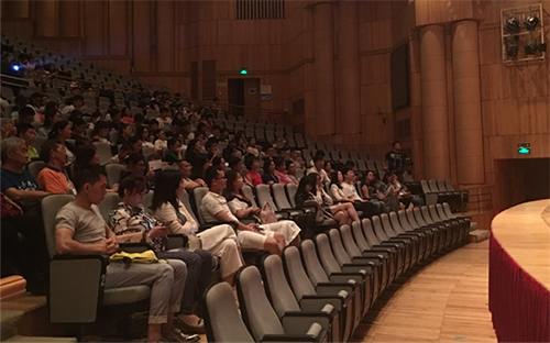 出席示範講座約有200名樂迷參與。