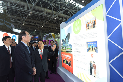 駐粵辦主任鄧家禧向福建省省委書記尤權介紹「繽紛香港」展覽