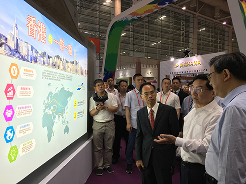 駐粵辦主任鄧家禧(右三)向福建省省長于偉國(右二)及福建省委副書記、福州市委書記倪岳峰(右一)介紹香港在「一帶一路」中可擔當的角色