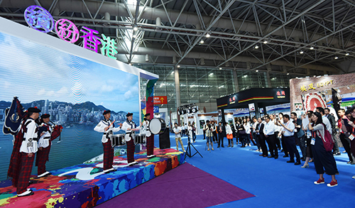 香港警察樂隊在「繽紛香港」展覽上表演，廣受福州市民歡迎