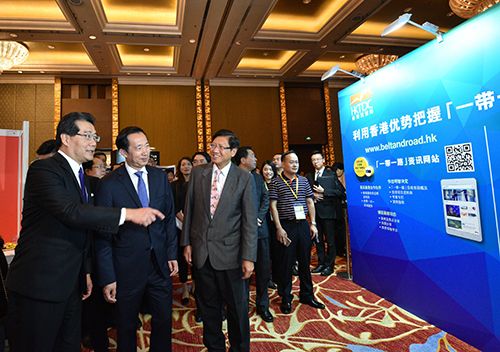 商務及經濟發展局局長蘇錦樑（左一）、福建省副省長李德金（左二）和香港貿易發展局副總裁葉澤恩（左三）參觀「創新升級‧香港論壇」2017展區。