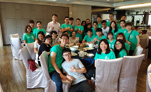 駐廣西聯絡處主任盧詠斯及副主任周德智與實習港生在交流後合影。