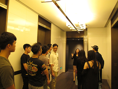 隨廣州文華東方酒店銷售總監鐘瑉考察酒店，瞭解酒店的後台營運