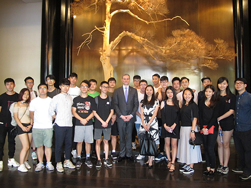 實地考察廣州文華東方酒店時與剛到任不久的總經理Anthony Tyler 交流及合照