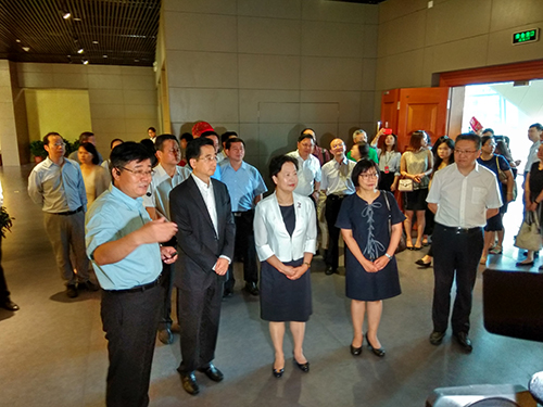 廣西壯族自治區政協主席陳際瓦(左三)、廣西壯族自治區副主席張曉欽(左二)及駐廣西聯絡處主任盧詠斯(右二)參觀圖片展