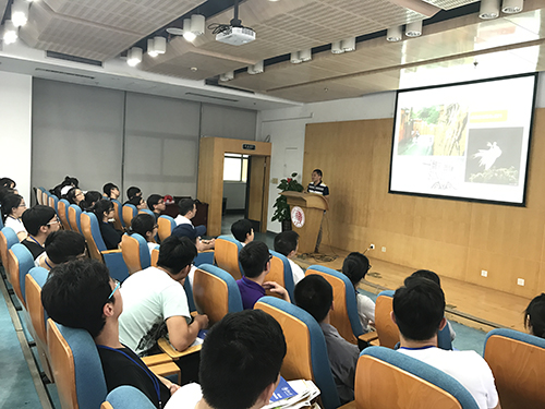 华侨大学招生处的老师向同学介绍香港学生在华侨大学升学和生活的概况