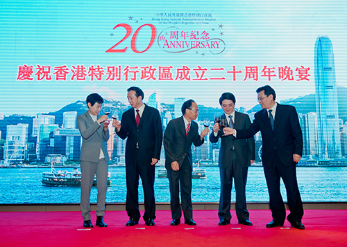 駐粵辦主任鄧家禧(中)、福建省副省長李德金(左二)、福建省政府副秘書長詹志潔(右二) 、福建省港澳辦副主任林學鋒(右一) 及駐福建聯絡處主任潘婉慈(左一) 在「慶祝香港特別行政區成立二十周年晚宴」祝酒。
