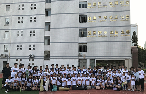 駐福建聯絡處主任潘婉慈(後排右一)及副主任英淑欣(前排左一)與香港兒童交響樂團創團音樂總監葉惠康博士(後排右三)、指揮梁書銘(後排左二)及樂團團員合影