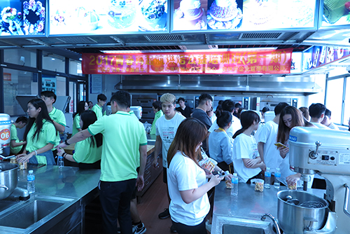 實習港生體驗製作曲奇的樂趣