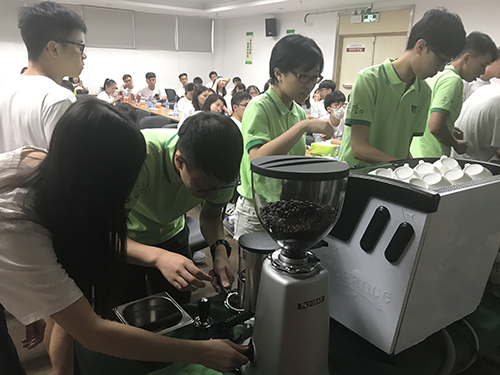 實習港生於東莞捷榮食品有限公司體驗沖調咖啡樂趣