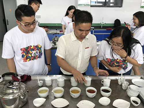 福建農林大學安溪茶學院茶學系主任高水練副教授(中)親自指導同學如何品鑒六大茶類