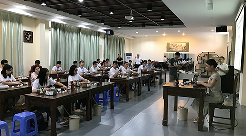 同學們專心學習茶藝文化