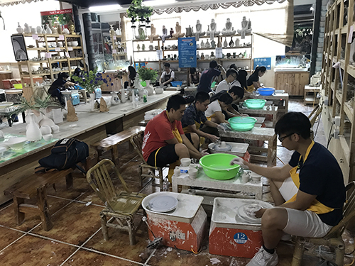 同學們體驗陶瓷製作