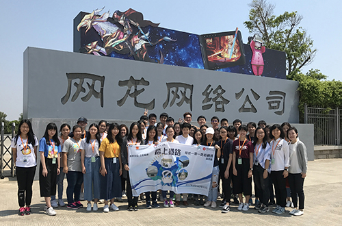 駐福建聯絡處主任潘婉慈(前排右七)及副主任英淑欣(前排右一)與參加「踏上鐵路 尋找一帶一路新機遇」  交流團的香港同學合影。