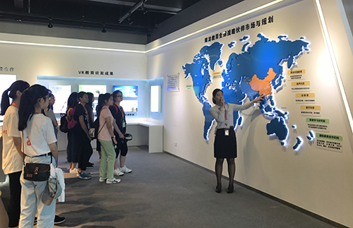 同学们参观中国福建VR体验中心