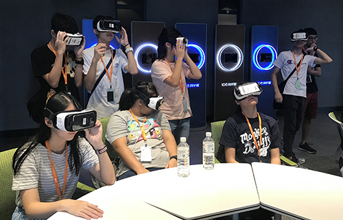 同学们亲身体验VR应用